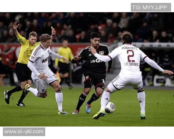 卡斯鲁厄与汉堡激战正酣比分揭晓引发球迷热议