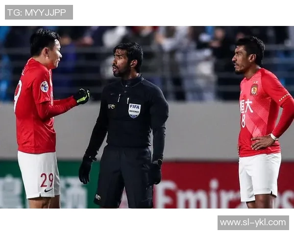 恒大与建业对决裁判表现引发争议球迷热议判罚公正性